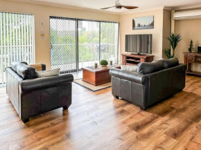 Paradiso, 3,4 Laman Street - Comfortable unit with water views, aircon, solar heated pool and in the heart of town